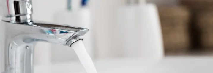 Chrom Wasserhahn mit laufendem Wasser